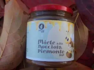 miele italiano alla nocciola Piemonte igp dell'azienda agricola Scoiattolo Rosso coltivazione vendita nocciole Piemonte